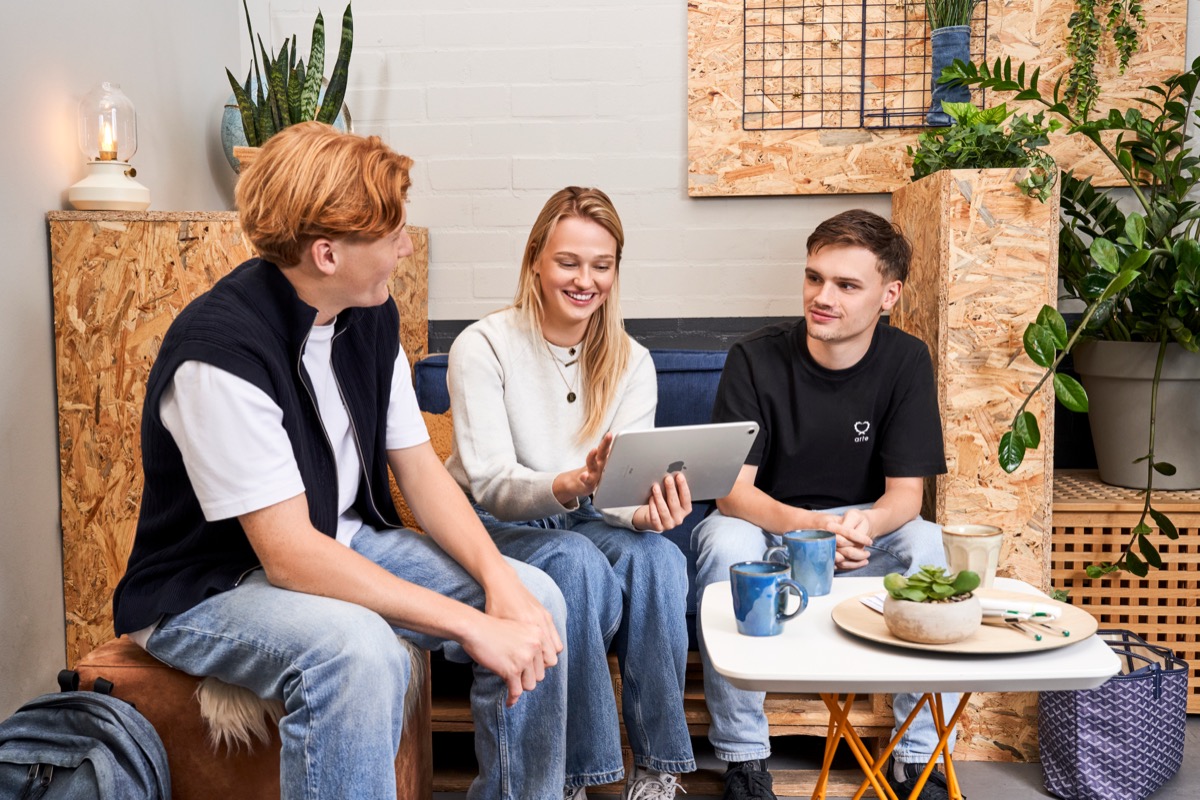 Jongeren werken samen op een Coffice werkplek