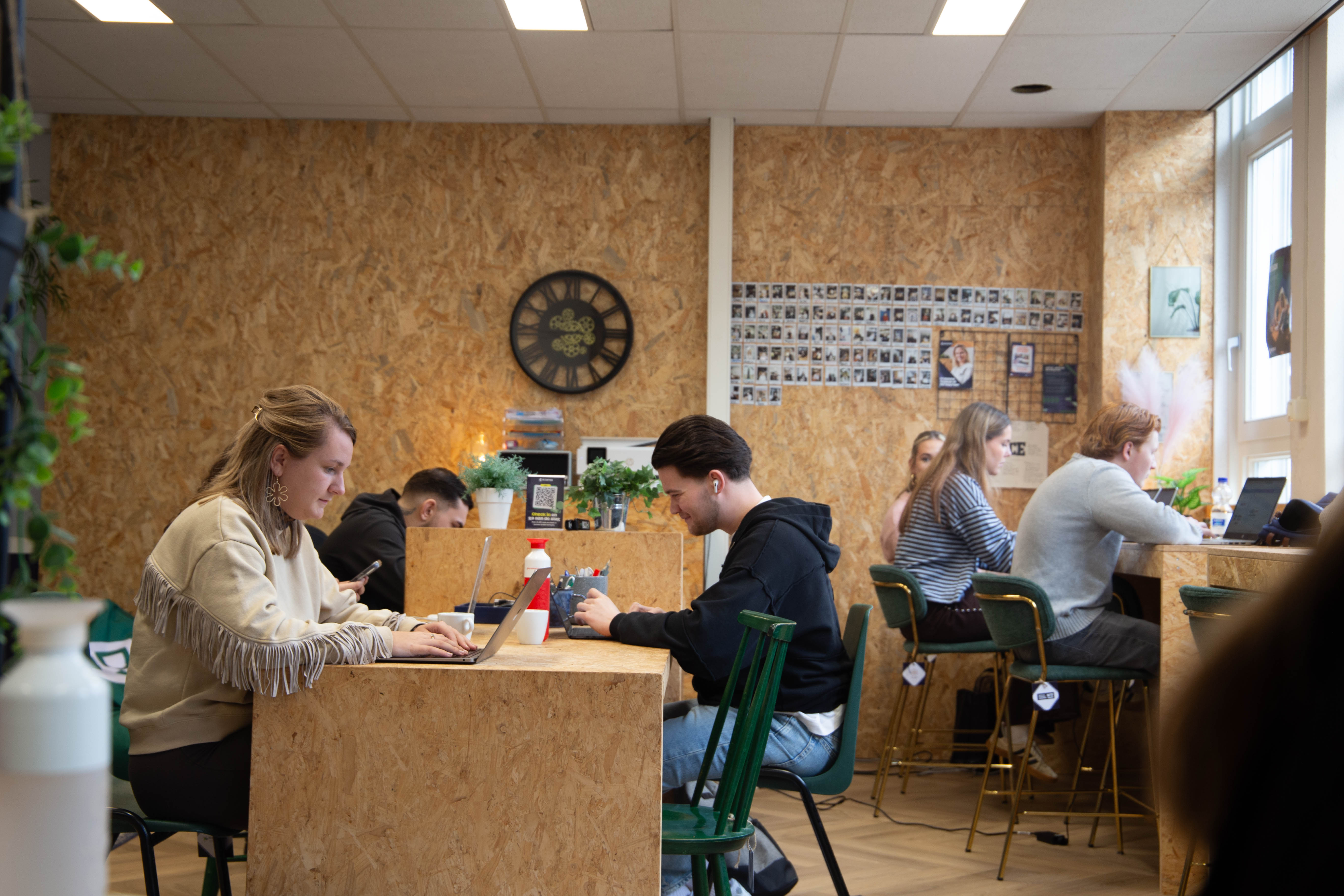 Jongeren aan het werk bij De Coffice